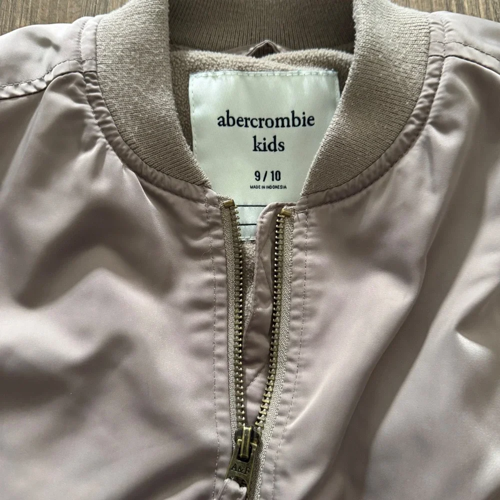 Abercrombie Kids Bomber Jacket Taupe Full Zip Ribbed Cuffs Gorpcore Kids‎ 9/10
